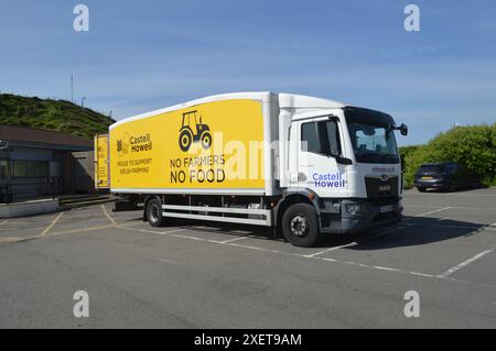 No Farmers No Food Lorry de Castell Howell livrant au restaurant Lighthouse de Bracelet Bay. Swansea, pays de Galles, Royaume-Uni. 16 mai 2024. Banque D'Images
