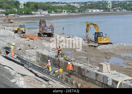 Véhicules de construction et entrepreneurs travaillant sur le projet de protection côtière de Mumbles par Southend. Swansea, pays de Galles, Royaume-Uni. 16 mai 2024. Banque D'Images