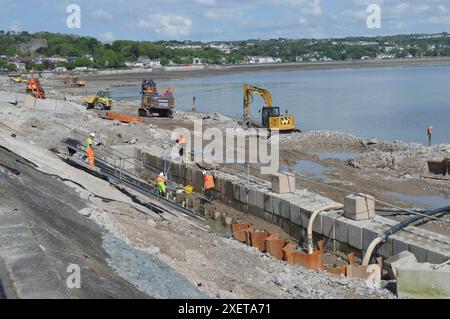 Véhicules de construction et entrepreneurs travaillant sur le projet de protection côtière de Mumbles par Southend. Swansea, pays de Galles, Royaume-Uni. 16 mai 2024. Banque D'Images