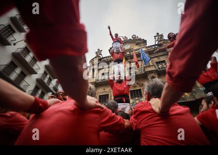 Pampelune, Espagne. 29 juin 2024. Les membres de la Colla Vella dels Xiquets de Valls, forment “pinya” vu la construction de la tour humaine, une tradition qui remonte au 15ème siècle, lors de l’exposition. Les membres de la Colla Vella dels xiquets de Valls ont organisé une exposition de leurs tours humaines à Pampelune, Navarre, Espagne. Crédit : SOPA images Limited/Alamy Live News Banque D'Images