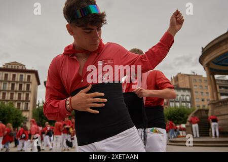 Pampelune, Espagne. 29 juin 2024. Plusieurs membres de la « Colla » se préparent avec la ceinture noire typique des vêtements des Castellers, pour commencer l'exposition des tours humaines. Les membres de la Colla Vella dels xiquets de Valls ont organisé une exposition de leurs tours humaines à Pampelune, Navarre, Espagne. Crédit : SOPA images Limited/Alamy Live News Banque D'Images