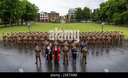 Warrington, Cheshire, Angleterre - 29 juin 2024 - les membres du 75 Engineers Regiment ont défilé au cœur de Warrington dans le cadre de la semaine des forces armées. Les réservistes de l'armée basés à Orford Barracks exerçaient leur droit en tant que libres de Warrington d'avancer sur le centre-ville. Le 75 Engineers Regiment (Volunteers) a reçu la liberté de l'arrondissement en mai 2013, en reconnaissance de la longue et étroite association entre le conseil et le régiment. Crédit : John Hopkins/Alamy Live News Banque D'Images