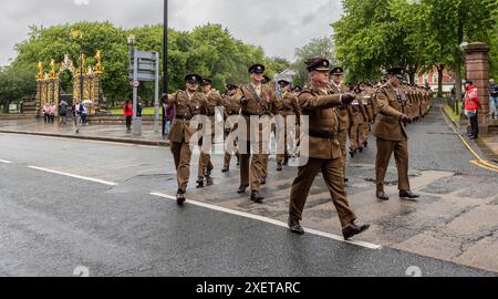 Warrington, Cheshire, Angleterre - 29 juin 2024 - les membres du 75 Engineers Regiment ont défilé au cœur de Warrington dans le cadre de la semaine des forces armées. Les réservistes de l'armée basés à Orford Barracks exerçaient leur droit en tant que libres de Warrington d'avancer sur le centre-ville. Le 75 Engineers Regiment (Volunteers) a reçu la liberté de l'arrondissement en mai 2013, en reconnaissance de la longue et étroite association entre le conseil et le régiment. Crédit : John Hopkins/Alamy Live News Banque D'Images