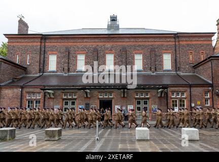 Warrington, Cheshire, Angleterre - 29 juin 2024 - les membres du 75 Engineers Regiment ont défilé au cœur de Warrington dans le cadre de la semaine des forces armées. Les réservistes de l'armée basés à Orford Barracks exerçaient leur droit en tant que libres de Warrington d'avancer sur le centre-ville. Le 75 Engineers Regiment (Volunteers) a reçu la liberté de l'arrondissement en mai 2013, en reconnaissance de la longue et étroite association entre le conseil et le régiment. Crédit : John Hopkins/Alamy Live News Banque D'Images