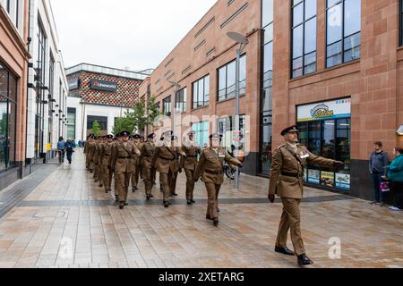 Warrington, Cheshire, Angleterre - 29 juin 2024 - les membres du 75 Engineers Regiment ont défilé au cœur de Warrington dans le cadre de la semaine des forces armées. Les réservistes de l'armée basés à Orford Barracks exerçaient leur droit en tant que libres de Warrington d'avancer sur le centre-ville. Le 75 Engineers Regiment (Volunteers) a reçu la liberté de l'arrondissement en mai 2013, en reconnaissance de la longue et étroite association entre le conseil et le régiment. Crédit : John Hopkins/Alamy Live News Banque D'Images