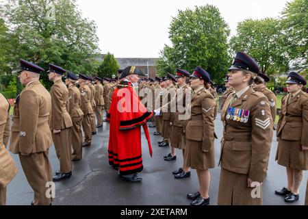 Warrington, Cheshire, Angleterre - 29 juin 2024 - les membres du 75 Engineers Regiment ont défilé au cœur de Warrington dans le cadre de la semaine des forces armées. Les réservistes de l'armée basés à Orford Barracks exerçaient leur droit en tant que libres de Warrington d'avancer sur le centre-ville. Le 75 Engineers Regiment (Volunteers) a reçu la liberté de l'arrondissement en mai 2013, en reconnaissance de la longue et étroite association entre le conseil et le régiment. Crédit : John Hopkins/Alamy Live News Banque D'Images