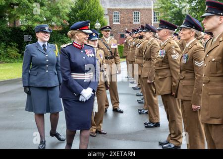 Warrington, Cheshire, Angleterre - 29 juin 2024 - les membres du 75 Engineers Regiment ont défilé au cœur de Warrington dans le cadre de la semaine des forces armées. Les réservistes de l'armée basés à Orford Barracks exerçaient leur droit en tant que libres de Warrington d'avancer sur le centre-ville. Le 75 Engineers Regiment (Volunteers) a reçu la liberté de l'arrondissement en mai 2013, en reconnaissance de la longue et étroite association entre le conseil et le régiment. Crédit : John Hopkins/Alamy Live News Banque D'Images