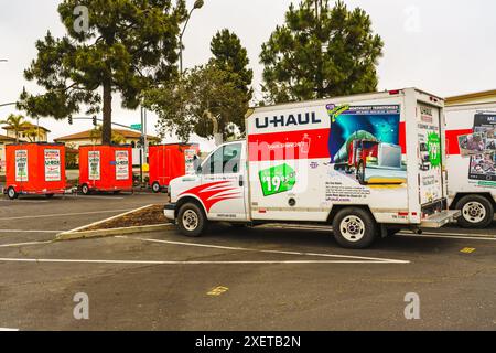 Santa Maria, Californie, États-Unis - 31 mai 2024. Garage et parking pour fourgonnettes de déménagement U-Haul. La société U-Haul propose des solutions de déménagement et de stockage. Banque D'Images