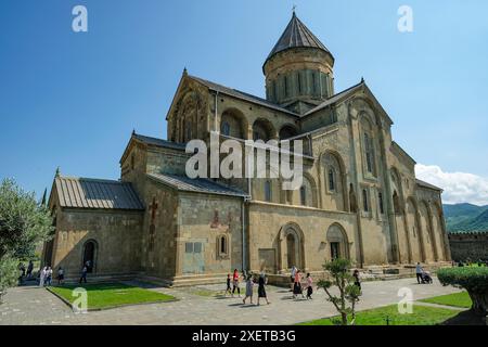 Mtskheta, Géorgie - 23 juin 2024 : les visiteurs de la cathédrale Svetitskhoveli est une cathédrale chrétienne orthodoxe à Mtskheta, Géorgie Banque D'Images