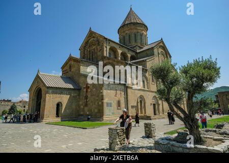 Mtskheta, Géorgie - 23 juin 2024 : les visiteurs de la cathédrale Svetitskhoveli est une cathédrale chrétienne orthodoxe à Mtskheta, Géorgie Banque D'Images