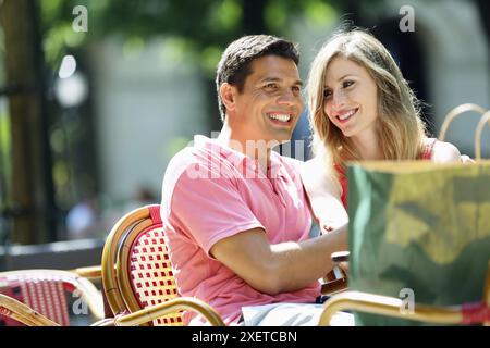 Couple buvant du café sur une terrasse. San Sebastian. Donostia. Gipuzkoa. Pays Basque. Espagne. Banque D'Images