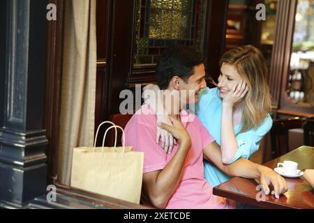 Couple avec des sacs à provisions dans un café-bar. San Sebastian. Donostia. Gipuzkoa. Pays Basque. Espagne. Banque D'Images