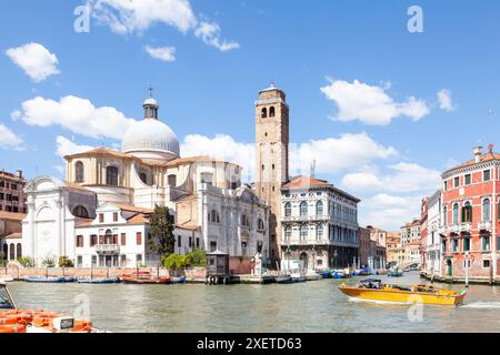 Chiesa di San Geremia et Palazzo Labia, Cannaregio, Venise, Vénétie, Italie à l'entrée du canal de Cannaregio avec passage bateau taxi Banque D'Images