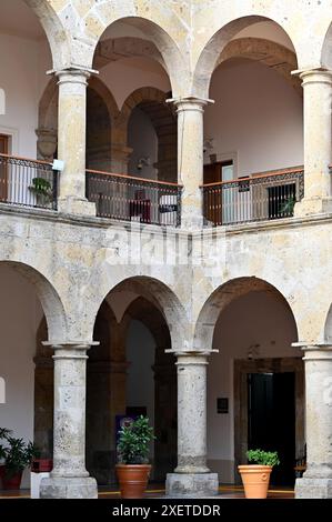 GUADALAJARA, JALISCO, MEXIQUE : la cour intérieure du Congreso del Estado de Jalisco (Congrès de l'État de Jalisco). Banque D'Images