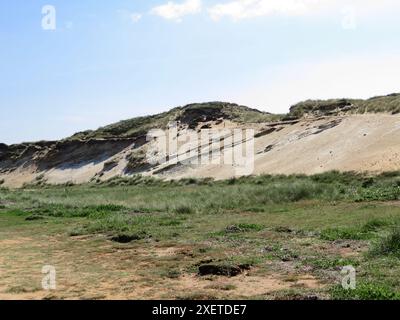 Rotes Kliff - la décoloration rouge de la falaise est causée par l'influence de l'oxygène sur l'argile ferrugineuse. Banque D'Images