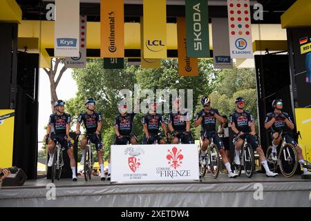 Tour de France étape 1 Florence à Rimini. Redbull Bora Hansgrohe équipe sur le podium au départ de la course. Crédit : Peter Goding/Alamy Live News Banque D'Images