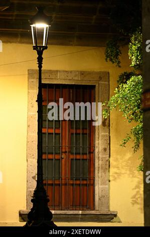 GUADALAJARA, JALISCO, MEXIQUE : de nombreuses fenêtres de Zona Centro ont été conçues il y a des siècles et peuvent être très élaborées dans leurs décorations. Banque D'Images