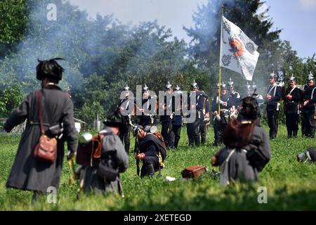 Chlum, République tchèque. 29 juin 2024. Des gens habillés en soldats de l'armée autrichienne et prussienne au sommet de la colline Chlum près de la ville de Hradec Kralove ont rendu hommage aux soldats tombés sur scène de bataille ''le 18e régiment d'infanterie de Hradec Kralove dans la bataille de Chlum 1866'' dans la Chlum en République tchèque. L'armée autrichienne de 215 000 hommes affronta l'armée prussienne de l'Elbe (39 000) et la première armée (85 000) le 3 juillet. La bataille se termine avec de lourdes pertes pour les deux camps. Les Prussiens avaient près de 9 000 hommes tués, blessés ou disparus. Crédit : ZUMA Press, Inc/Alamy Live News Banque D'Images