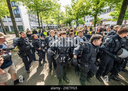 Émeutes dans la perspective de la conférence du parti AFD à Essen, les manifestants tentent d'empêcher les délégués de l'AFD d'entrer dans la Grugahalle, ils sont conduits à travers Banque D'Images