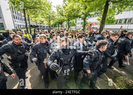 Émeutes dans la perspective de la conférence du parti AFD à Essen, les manifestants tentent d'empêcher les délégués de l'AFD d'entrer dans la Grugahalle, ils sont conduits à travers Banque D'Images