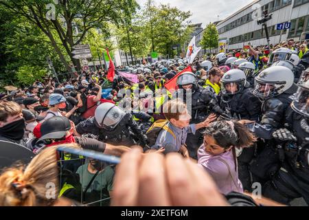 Émeutes dans la perspective de la conférence du parti AFD à Essen, les manifestants tentent d'empêcher les délégués de l'AFD d'entrer dans la Grugahalle, ils sont conduits à travers Banque D'Images