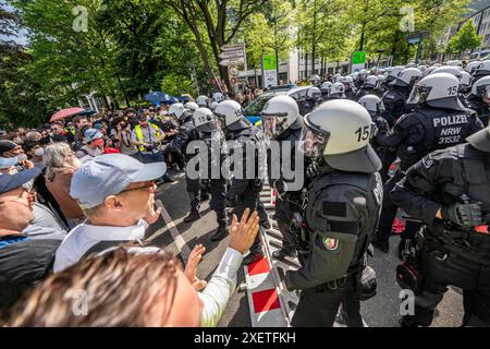 Émeutes dans la perspective de la conférence du parti AFD à Essen, les manifestants tentent d'empêcher les délégués de l'AFD d'entrer dans la Grugahalle, ils sont conduits à travers Banque D'Images