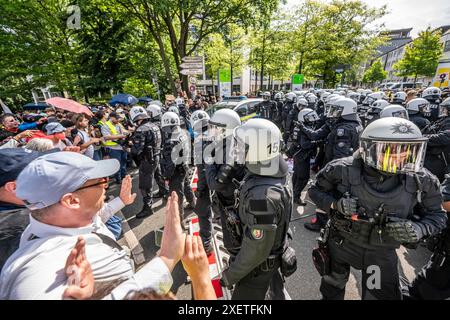 Émeutes dans la perspective de la conférence du parti AFD à Essen, les manifestants tentent d'empêcher les délégués de l'AFD d'entrer dans la Grugahalle, ils sont conduits à travers Banque D'Images