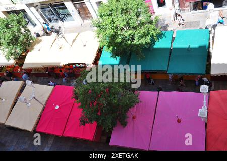 Bâches colorées de foire Mercheants cours Lafayette Toulon en Provence Banque D'Images