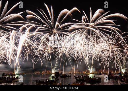 Feux d'artifice, exposition pyrotechnique à la Festa del Redentore, canal de Giudecca, Venise, Vénétie, Italie dédié au Christ Rédempteur, spectateurs dans les bateaux Banque D'Images