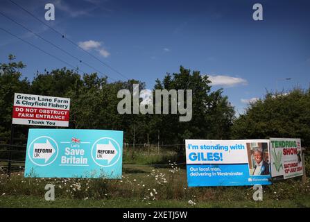 Clacton-on-Sea, Angleterre, Royaume-Uni. 29 juin 2024. Les grandes commissions électorales pour Reform UK et leur principal concurrent, les conservateurs, bordent la route en dehors de Clacton. Les sondages suggèrent que NIGEL FARAGE va être élu député de la circonscription lors des prochaines élections, battant le candidat conservateur GILES WATLING à la première place. Crédit : ZUMA Press, Inc/Alamy Live News Banque D'Images