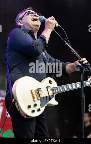 Eden Project, Bodelva, Royaume-Uni 29 juin 2024. Les Manic Street Preachers se produisent aux Eden sessions 2024 qui se tiennent à l'emblématique Eden Project, Bodelva, Cornwall, Royaume-Uni. Le groupe met en vedette James Dean Bradfield (chanteur / guitare), Nicky Wire (basse) et Sean Moore (batterie), et a une foule de tubes couvrant trois décennies et au-delà… Crédit : Mark Passmore / Alamy Live News Banque D'Images