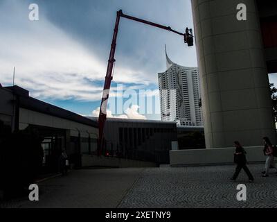 Vienne, Autriche, Autriche. 28 juin 2024. Une silhouette de grue avec l'artiste australien, FINTAN MAGEE, met la touche finale à son portrait - Woman with Dove - Shaping Our Common future'' est la plus grande murale de Vienne avec 50 mètres de haut et 20 mètres de large et le métro U2 le passe tous les jours pour la rendre visible au public de masse. (Crédit image : © Bianca Otero/ZUMA Press Wire) USAGE ÉDITORIAL SEULEMENT! Non destiné à UN USAGE commercial ! Banque D'Images