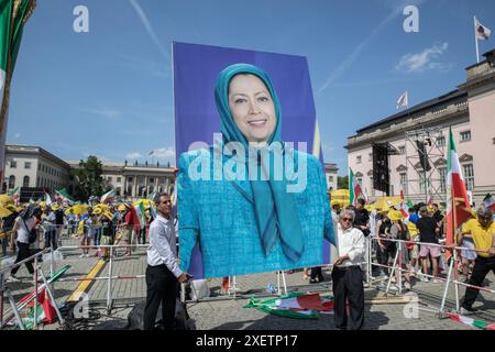 Berlin, Allemagne. 29 juin 2024. Des milliers d'exilés iraniens et de critiques du gouvernement iranien se sont rassemblés à Berlin pour protester contre les récentes élections présidentielles, qui, selon eux, ont été manipulées pour favoriser des candidats fidèles aux religieux au pouvoir. Sous le slogan ''Iran libre'', les manifestants ont convergé sur la Bebelplatz, dans le centre de Berlin, dénonçant ce qu'ils percevaient comme un simulacre de processus électoral dans leur patrie. (Crédit image : © Michael Kuenne/PRESSCOV via ZUMA Press Wire) USAGE ÉDITORIAL SEULEMENT! Non destiné à UN USAGE commercial ! Banque D'Images