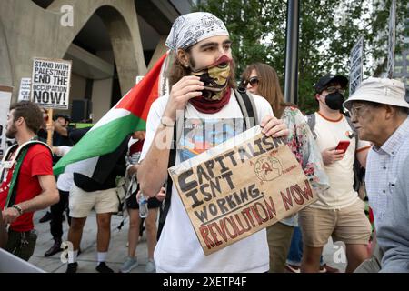 Atlanta, Géorgie, États-Unis. 27 juin 2024. Les manifestants pro-palestiniens se rassemblent près du site du débat présidentiel de CNN à Atlanta (crédit image : © Robin Rayne/ZUMA Press Wire) USAGE ÉDITORIAL SEULEMENT ! Non destiné à UN USAGE commercial ! Banque D'Images