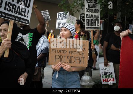 Atlanta, Géorgie, États-Unis. 27 juin 2024. Les manifestants se rassemblent près du site du débat présidentiel de CNN à Atlanta (crédit image : © Robin Rayne/ZUMA Press Wire) À USAGE ÉDITORIAL EXCLUSIF ! Non destiné à UN USAGE commercial ! Banque D'Images