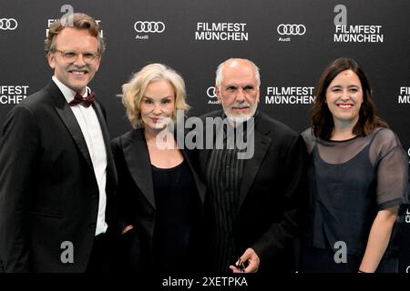 Munich, Allemagne. 29 juin 2024. Christoph Gröner, directeur du Festival Filmfest München, (de gauche à droite) actrice Jessica Lange, Michael Cristofer, la réalisatrice et scénariste et la co-directrice artistique du Filmfest Julia Weigl traversent le tapis turquoise pour le gala d'ouverture avec la première mondiale de la comédie 'Zwei zu eins' à l'Isarphilharmonie à HP8 dans le cadre du Filmfest München. Crédit : Felix Hörhager/dpa/Alamy Live News Banque D'Images