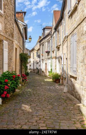 Vieille rue pavée dans le centre-ville médiéval de Senlis - Oise, France Banque D'Images