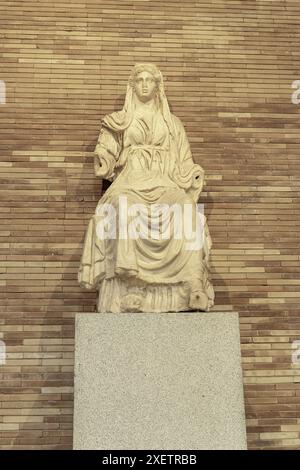 Ancienne statue en marbre de la déesse romaine Cérès, assise et drapée en tenue classique. La sculpture détaillée souligne son expression sereine et e Banque D'Images