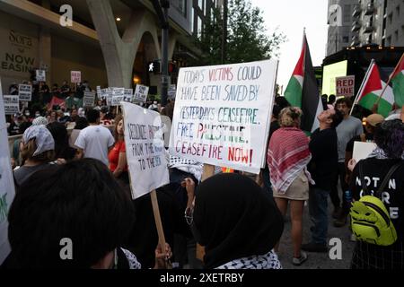 Atlanta, Géorgie, États-Unis. 27 juin 2024. Les manifestants pro-palestiniens se rassemblent près du site du débat présidentiel de CNN à Atlanta (crédit image : © Robin Rayne/ZUMA Press Wire) USAGE ÉDITORIAL SEULEMENT ! Non destiné à UN USAGE commercial ! Banque D'Images