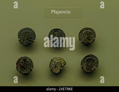 Collection de pièces romaines anciennes mettant en vedette l'empereur Maxence. Ces pièces, exposées dans une exposition de musée, présentent l'histoire numismatique de Maxentiu Banque D'Images