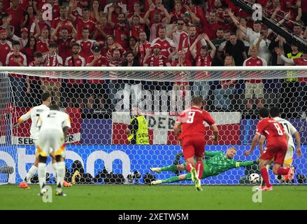 L'Allemand Kai Havertz (à gauche) marque le premier but de son équipe sur pénalité lors de la manche de 16 de l'UEFA Euro 2024 au BVB Stadion Dortmund à Dortmund, en Allemagne. Date de la photo : samedi 29 juin 2024. Banque D'Images