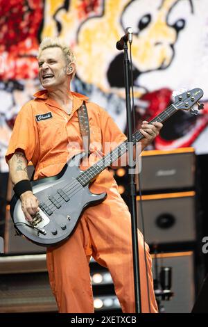 Londres, Royaume-Uni. 29 juin 2024. Mike Dirnt de Green Day sur scène au stade de Wembley, Londres pendant le Saviors Tour. Crédit : John Barry/Alamy Live News Banque D'Images