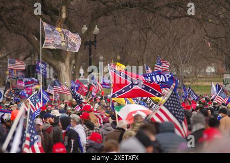 Washington, DC, États-Unis. 6 janvier 2021. Les partisans du président Donald Trump brandissent des drapeaux lors du rassemblement « Stop the Steal » près du Washington Monument. Banque D'Images