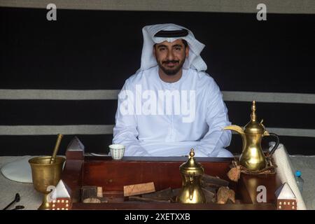 Un homme prépare le café arabe traditionnel Banque D'Images