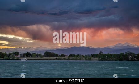 Coucher de soleil spectaculaire et orageux avec vent fort sur longs Peak et Front Range of Rocky Mountains dans le nord du Colorado Banque D'Images