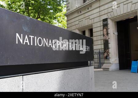 Plaque de nom de la galerie nationale de Londres , lettrage blanc sur laiton noir à l'extérieur de l'entrée de la galerie, Angleterre Royaume-Uni Banque D'Images