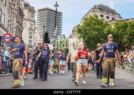 Londres, Royaume-Uni. 29 juin 2024. Les pompiers de Londres et leur grand groupe marchent pour applaudir la foule. Les participants et les spectateurs s’amusent tout au long du parcours de la Pride in London 2024 Parade. Le défilé progresse de Hype Park le long de Piccadilly jusqu'à Whitehall, et une fête à Trafalgar Square. Il célèbre la diversité et la communauté LGBT. Crédit : Imageplotter/Alamy Live News Banque D'Images