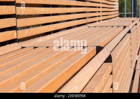 stands de sport en bois, bancs dans le parc extérieur en gros plan. journée d'été ensoleillée. Banque D'Images