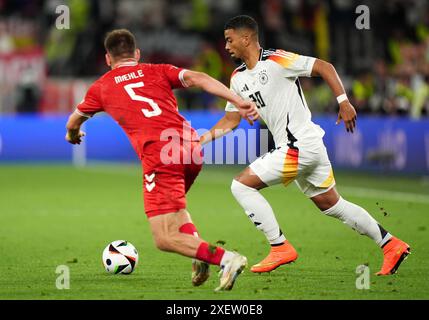 L'Allemand Benjamin Henrichs (à droite) et le Danois Joakim Maehle s'affrontent pour le ballon lors de la manche de 16 matchs de l'UEFA Euro 2024 au BVB Stadion Dortmund à Dortmund, en Allemagne. Date de la photo : samedi 29 juin 2024. Banque D'Images