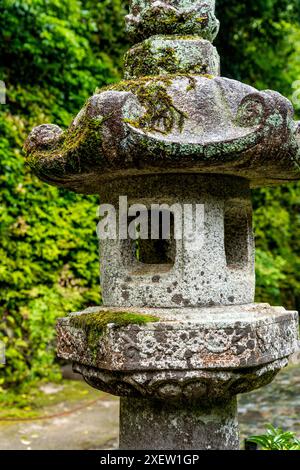 Une lanterne en pierre ('ishidoro') dans les préceptes du temple bouddhiste Honen-in, près du chemin du philosophe, Kyoto, Japon. Banque D'Images